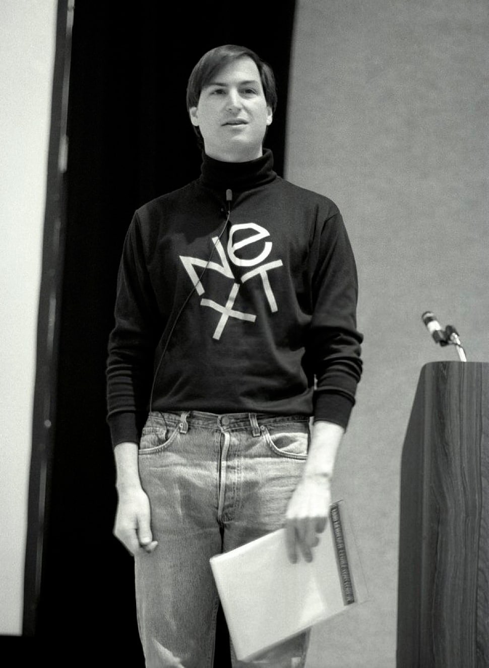 史蒂夫·喬布斯（Steve Jobs）身穿NeXT標(biāo)志T恤